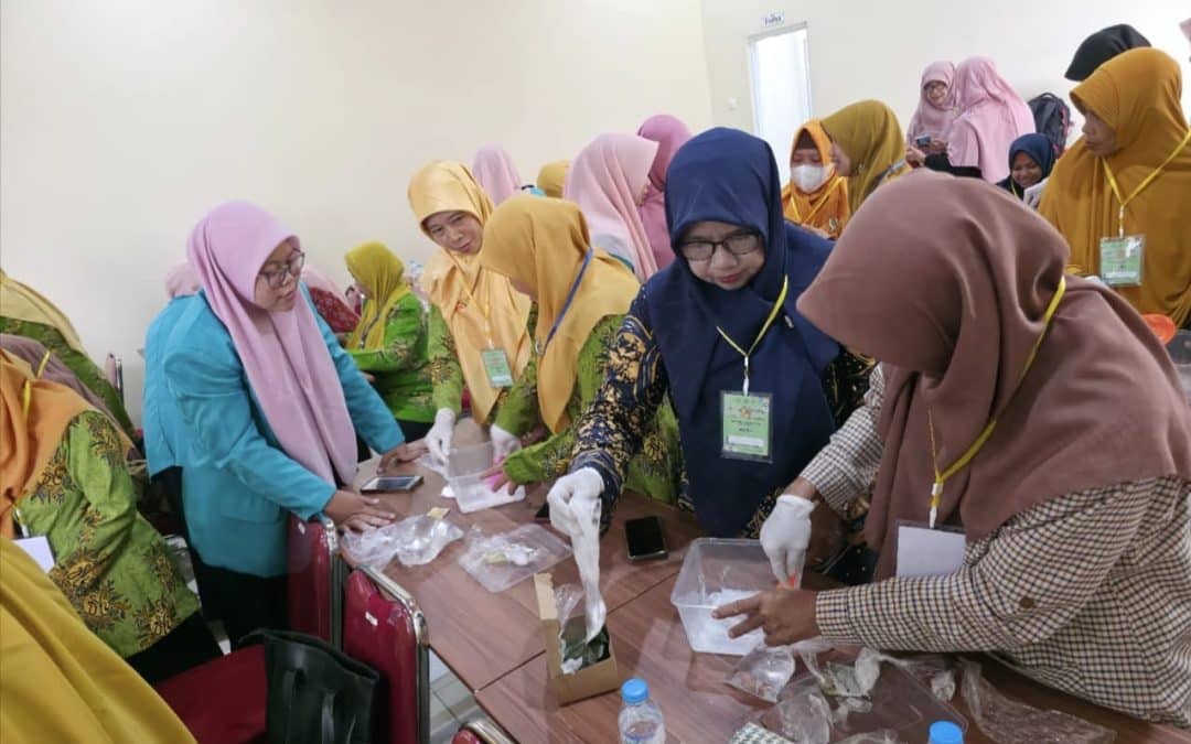 PCM–PCA Kebakkramat Dorong Kemandirian Ekonomi Lewat Pelatihan Sabun Cuci Piring dan Ecoprint