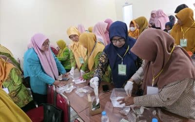 PCM–PCA Kebakkramat Dorong Kemandirian Ekonomi Lewat Pelatihan Sabun Cuci Piring dan Ecoprint
