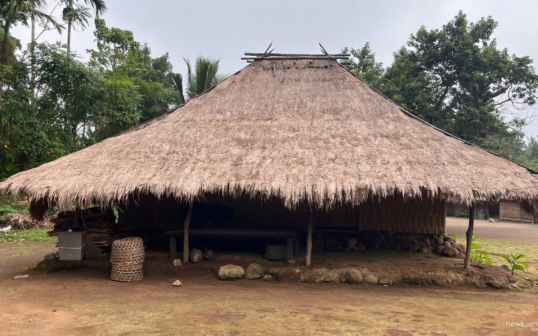 Mahasiswa Arsitektur UMS Eksplorasi Keunikan Bangunan Tradisional di Desa Senaru