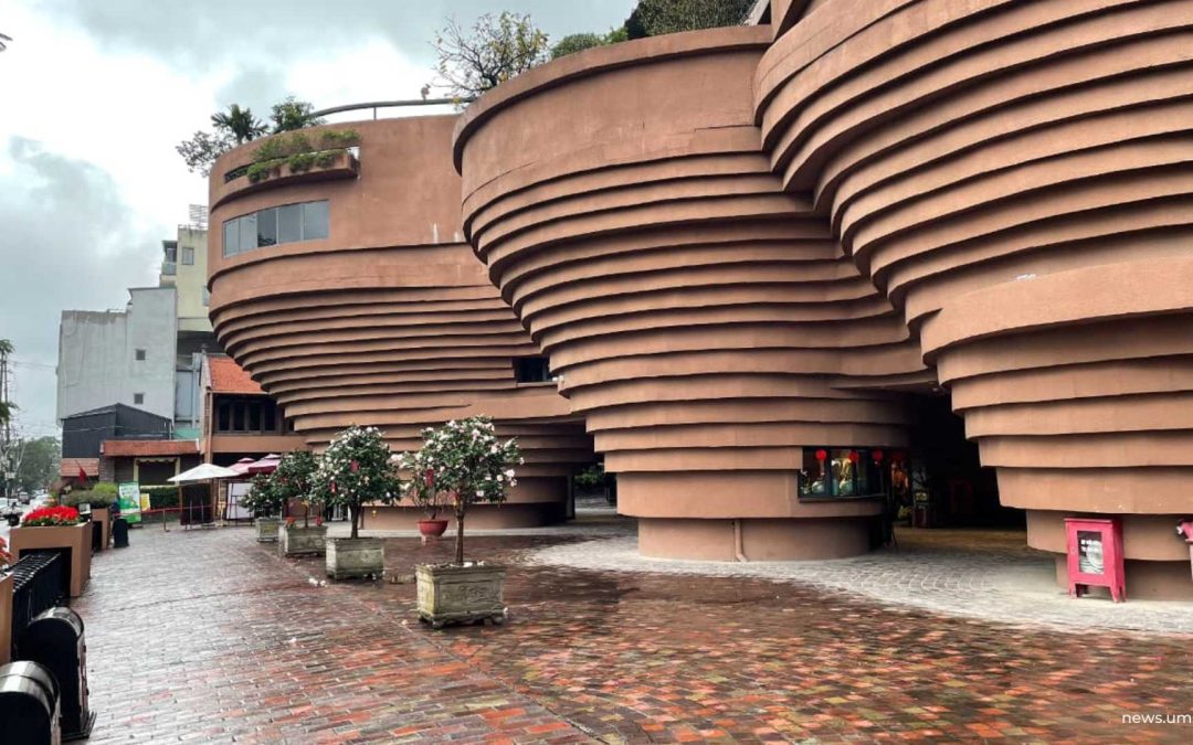 Eksplorasi Mahasiswa Arsitektur UMS: Mengulas Keunikan Desain Bat Trang Pottery Museum di Vietnam
