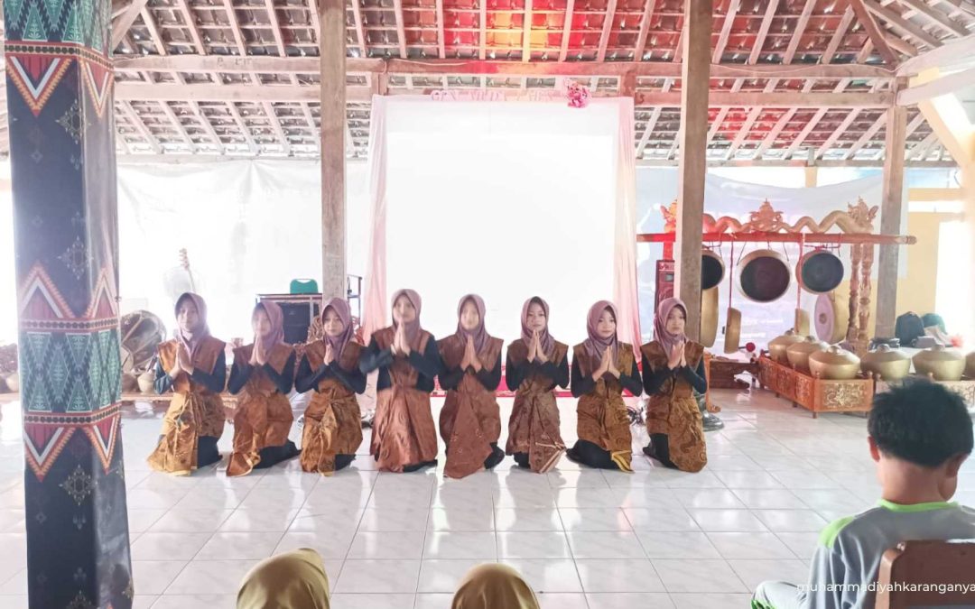 Gelar Pentas Seni Spektakuler, SMP Muhammadiyah 2 Karanganyar Lepas Mahasiswa KKN Dik UMS