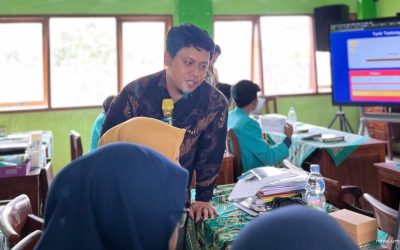 Dorong Digitalisasi Pendidikan, KKN UMS Ajarkan Guru Cara Gunakan AI dan Koding