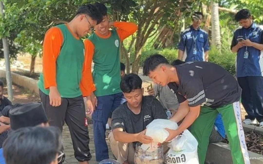 Edukasi Lingkungan, Mahasiswa KKN-Dik UMS Ajak Siswa SMA Muhammadiyah 1 Wonogiri Olah Sampah Jadi Kompos