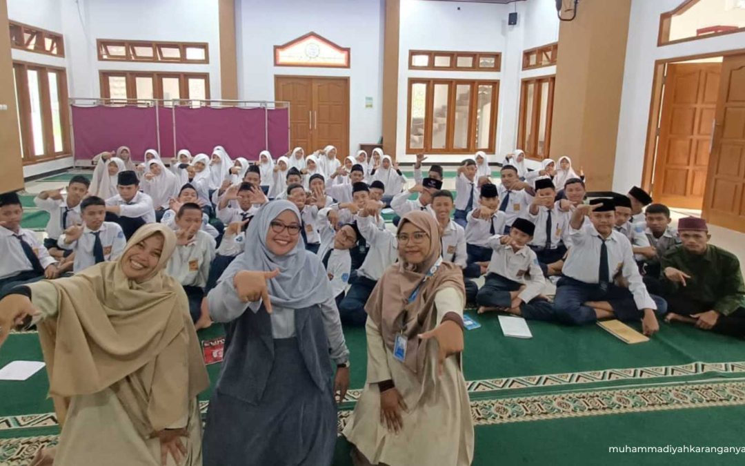 Public Speaking di Masjid An Nur, Siswa SMP Muhammadiyah 7 PU Colomadu Asah Literasi dan Percaya Diri di Tengah Cuaca Mendung
