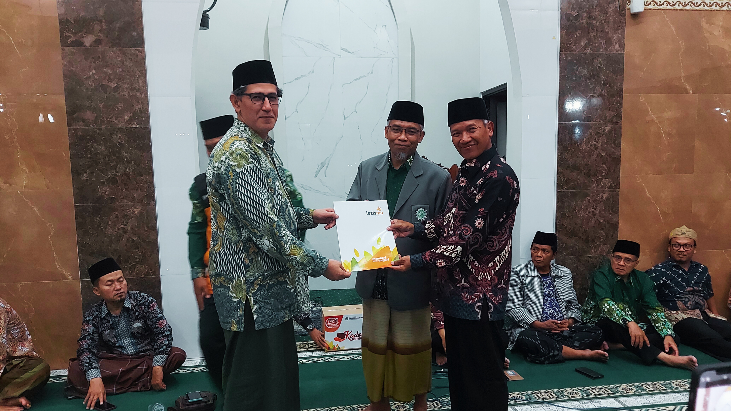 Penyerahan Kado Ramadan dari Lazismu PDM Karanganyar kepada PCM Jatipuro sebagai bentuk aksi nyata memakmurkan umat di bulan suci