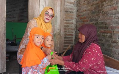 Aksi Nyata Ramadan, TK Aisyiyah 15 Jaten Gandeng LazisMu Salurkan 51 Paket Sembako untuk Warga