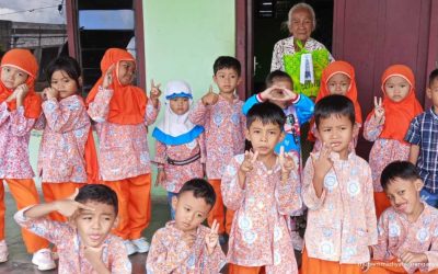 Dari Infaq Jumat Anak-anak, TK Aisyiyah Karangpandan Salurkan Bingkisan untuk Warga Sekitar