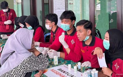 Wujudkan Kepedulian Sosial, TBM Gyrus UMS dan Rumah Zakat Beri Layanan Kesehatan Gratis di Solo