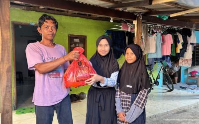 MI Muhammadiyah Karanganyar Gelar Bakti Sosial Ramadan untuk Warga Sekitar