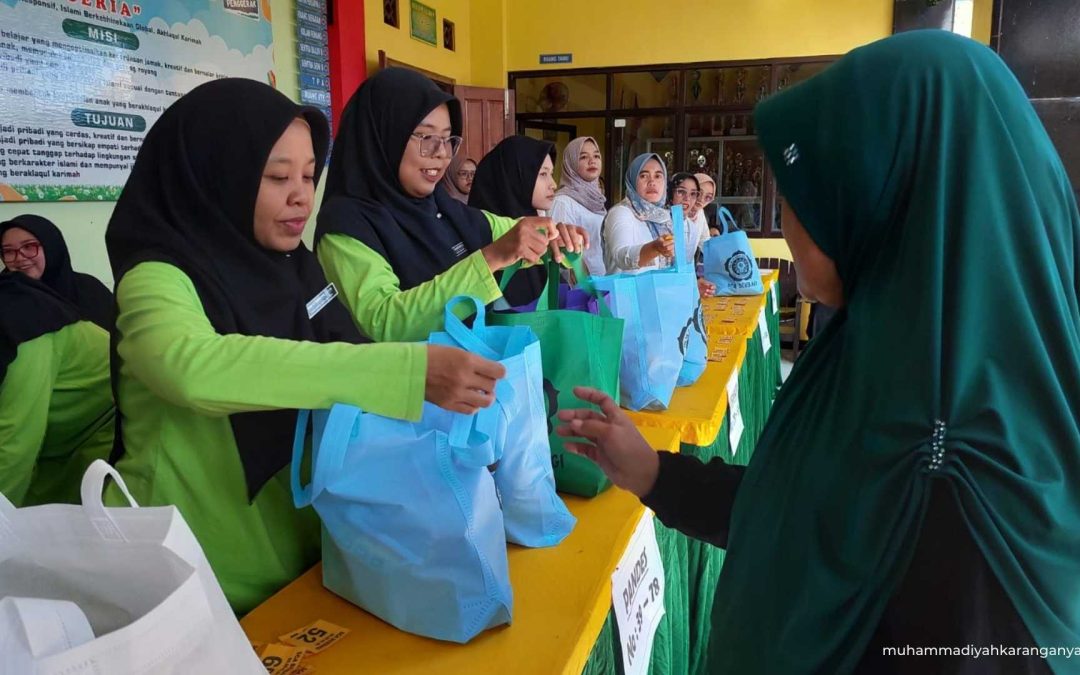 PAUD SCA Karanganyar Salurkan 300 Paket Sembako Ramadan 1447 H