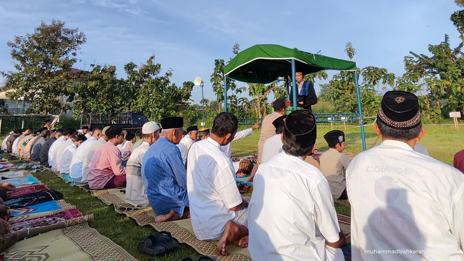 Ribuan Umat Muslim Padati Halaman DPRD Karanganyar, Ustaz Abdul Muid Ingatkan Bahaya Keserakahan di Momen Idulfitri 1447 H