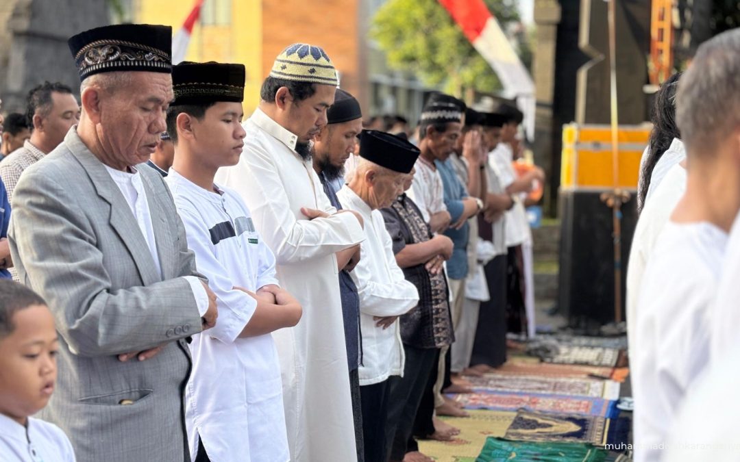 Ribuan Umat Muslim Padati Halaman DPRD Karanganyar, Ustaz Abdul Muid Ingatkan Bahaya Keserakahan di Momen Idulfitri 1447 H