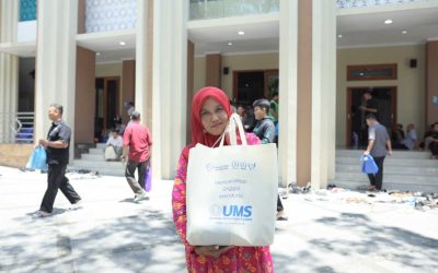 Wujud Syukur Ramadan: UMS Berbagi Kebahagiaan dengan Ratusan Tenaga Harian Lepas