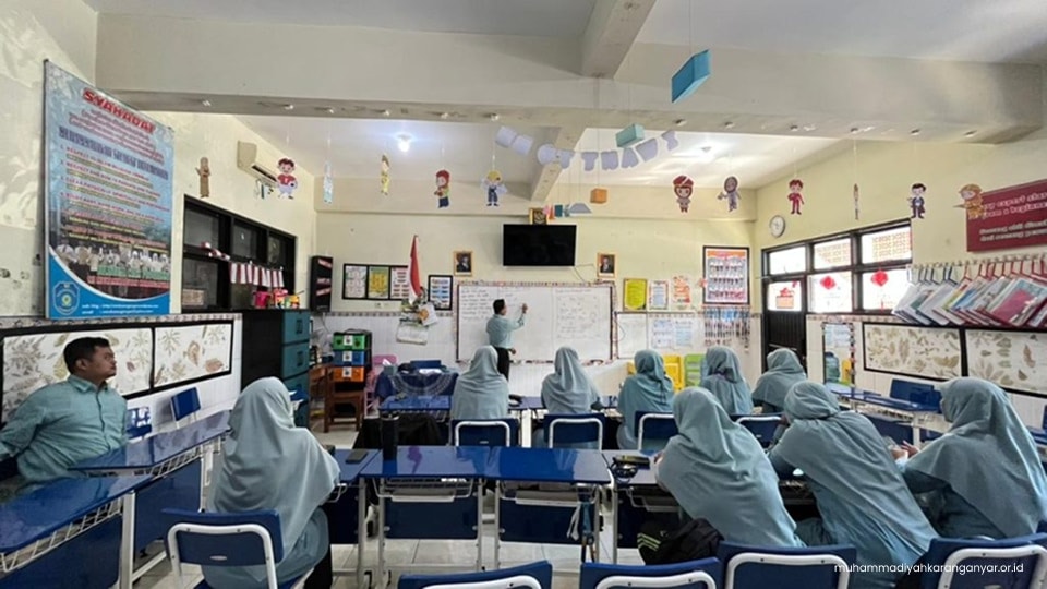 Kajian Kamis dan Halaqah Qur’an Guru di MI Muhammadiyah Karanganyar Perkuat Iman dan Tilawah