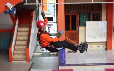 Perkuat Kapasitas Kemanusiaan, MDMC Karanganyar Gembleng Relawan melalui Pelatihan Vertical Rescue