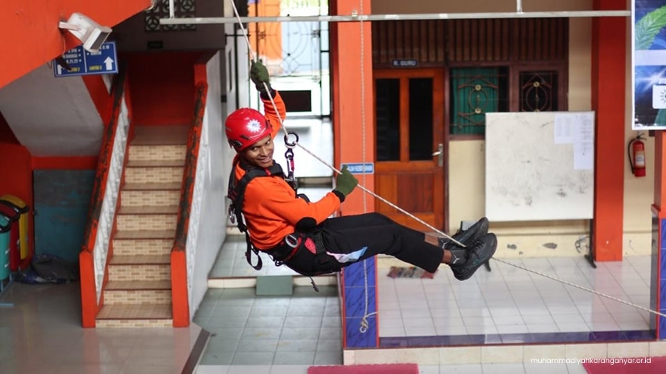 Perkuat Kapasitas Kemanusiaan, MDMC Karanganyar Gembleng Relawan melalui Pelatihan Vertical Rescue