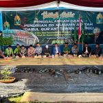 Tokoh Muhammadiyah duduk lesehan di panggung Tabligh Akbar penggalangan dana SD Muhammadiyah Darul Qur'an Tawangmangu.