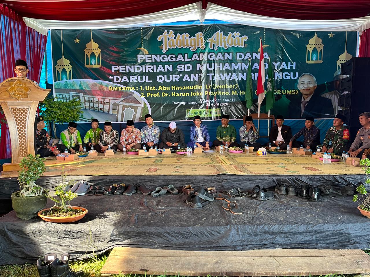 Tokoh Muhammadiyah duduk lesehan di panggung Tabligh Akbar penggalangan dana SD Muhammadiyah Darul Qur'an Tawangmangu.