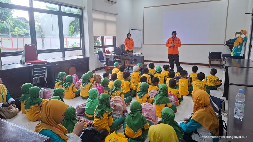 Edukasi Mitigasi Bencana Sejak Dini, Puluhan Siswa TK Aisyiyah Bolon 1 Sambangi Basarnas Surakarta