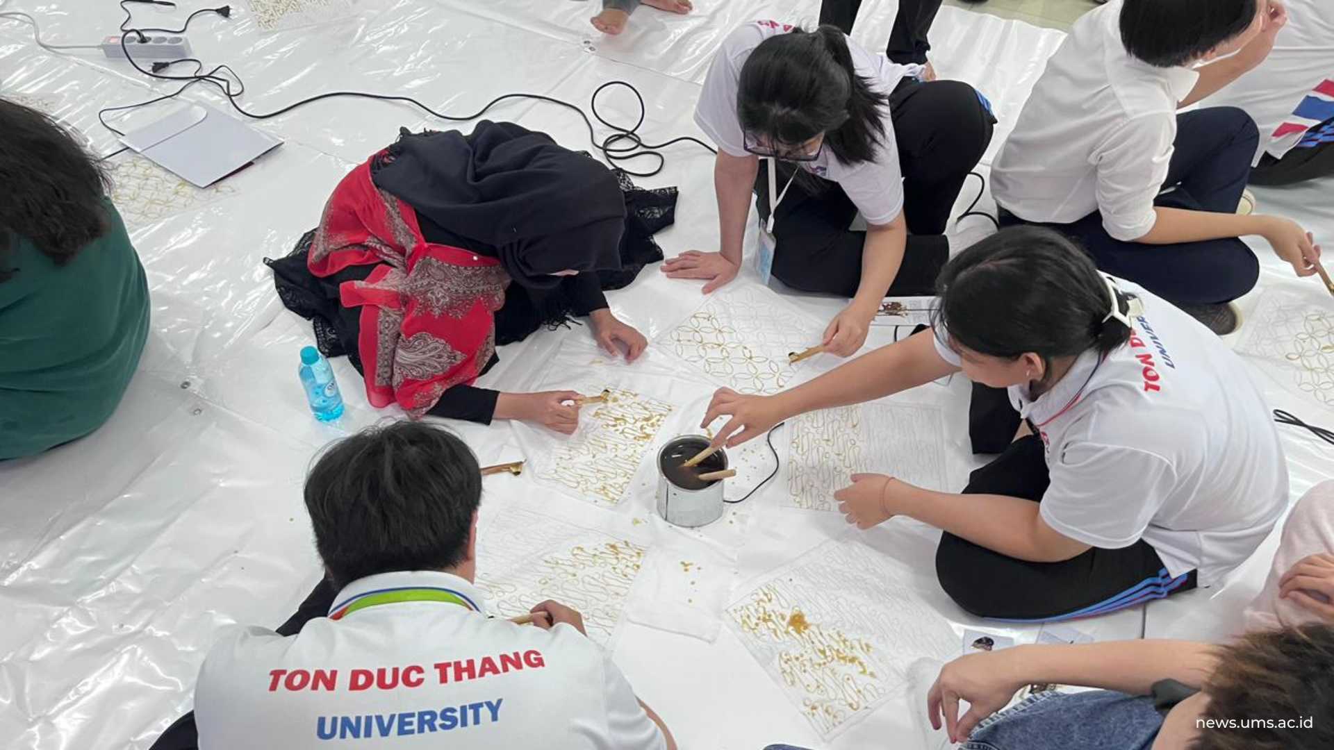 Ilmu Hukum UMS Kenalkan Batik Indonesia melalui Cultural Exchange dan Pengabdian Internasional di Vietnam