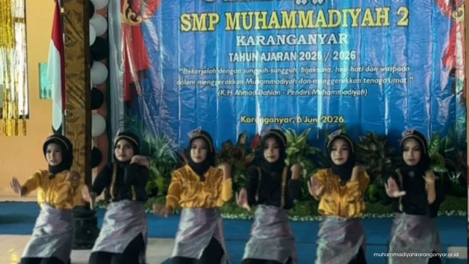 Kelulusan Siswa SMP Muhammadiyah 2 Karanganyar Diwarnai Seni Jawa
