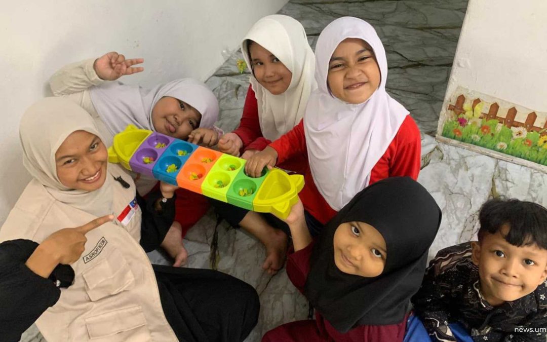 Lestarikan Budaya, Mahasiswa UMS Bawa Congklak ke Malaysia