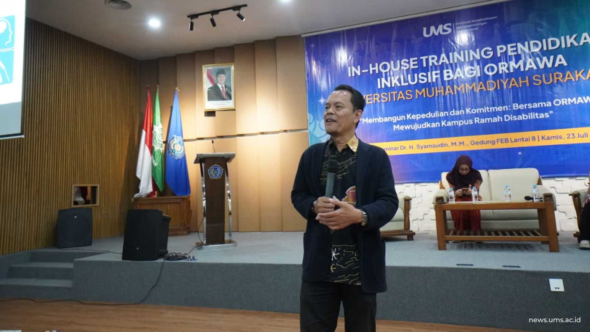DKPTI UMS Perkuat Komitmen Ormawa Wujudkan Kampus Inklusif Ramah Disabilitas (3) Sesi materi pertama, Dr. Joko Yuwono, M.Pd., menyampaikan materi bertajuk "Kampus Ramah Disabilitas dan Ragam Mahasiswa Disabilitas di Perguruan Tinggi"