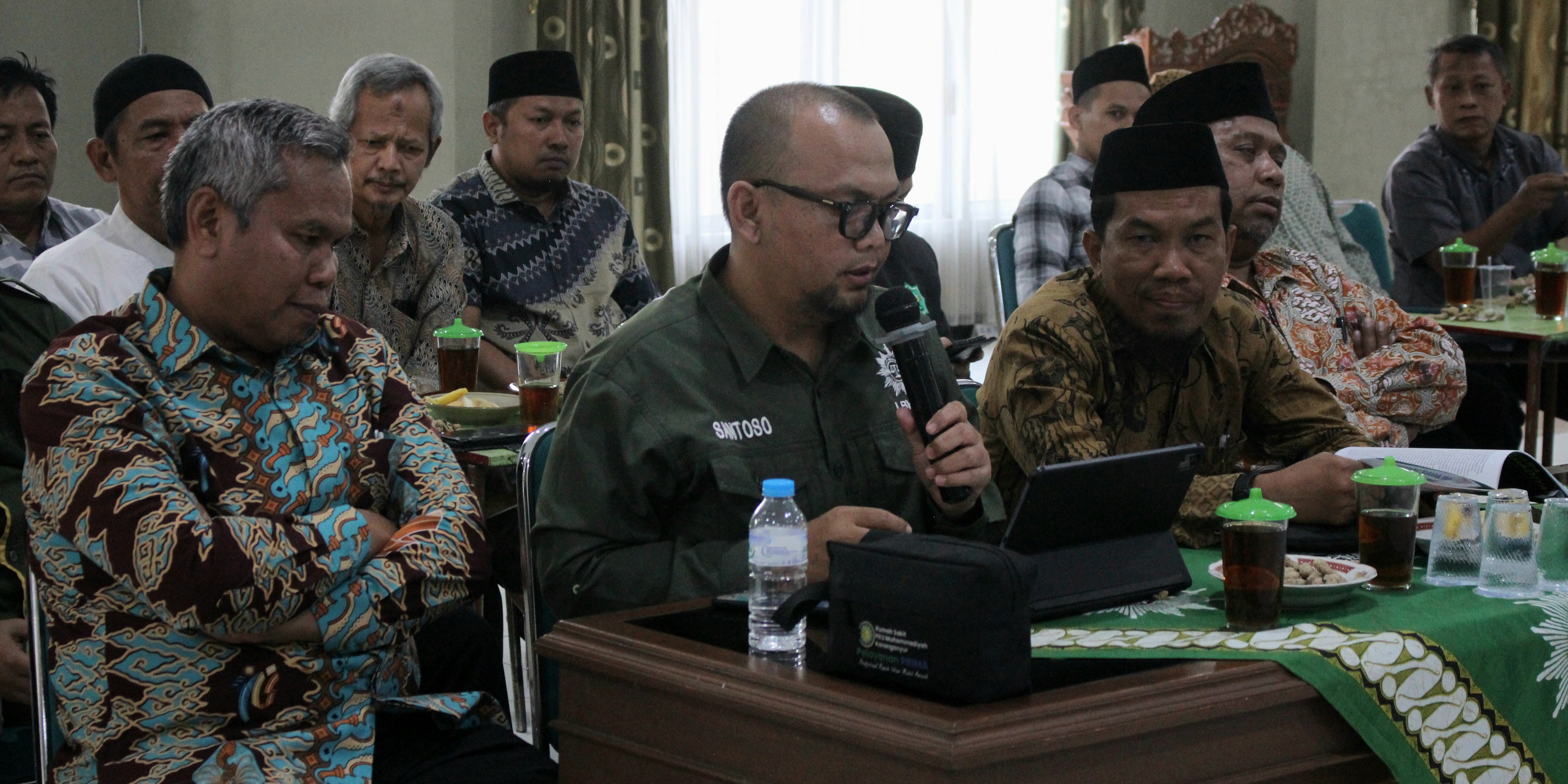 Ketua LBH AP PDM Karanganyar menyampaikan laporan Ketua LBH AP PDM Karanganyar menyampaikan laporan pada kantoran rutin jumat sore