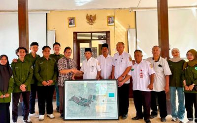 Dukung Pembangunan Berbasis Data, Mahasiswa Geografi UMS Serahkan Peta Desa Waru