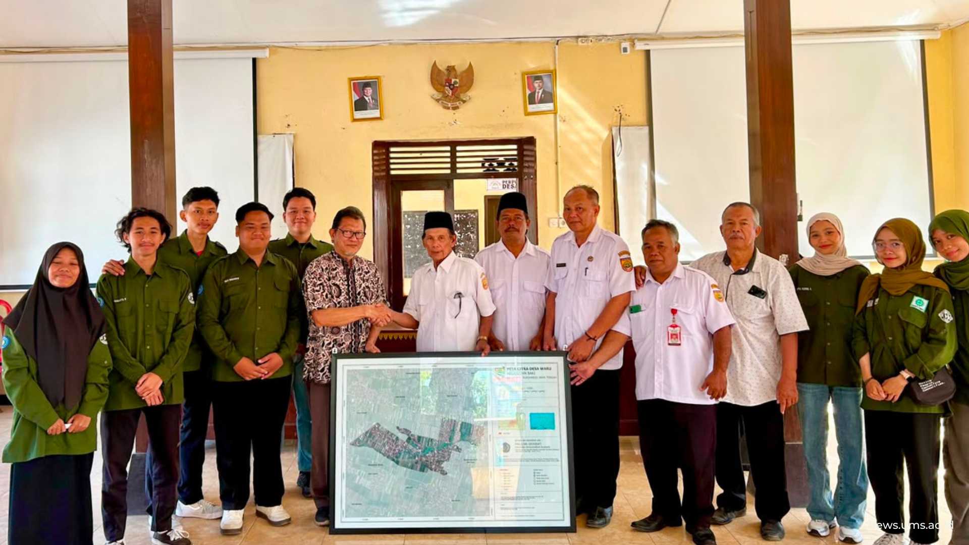 Mahasiswa-Geografi-UMS-Serahkan-Peta-Desa-Waru-Perkuat-Pembangunan-Berbasis-Data-Spasial-2