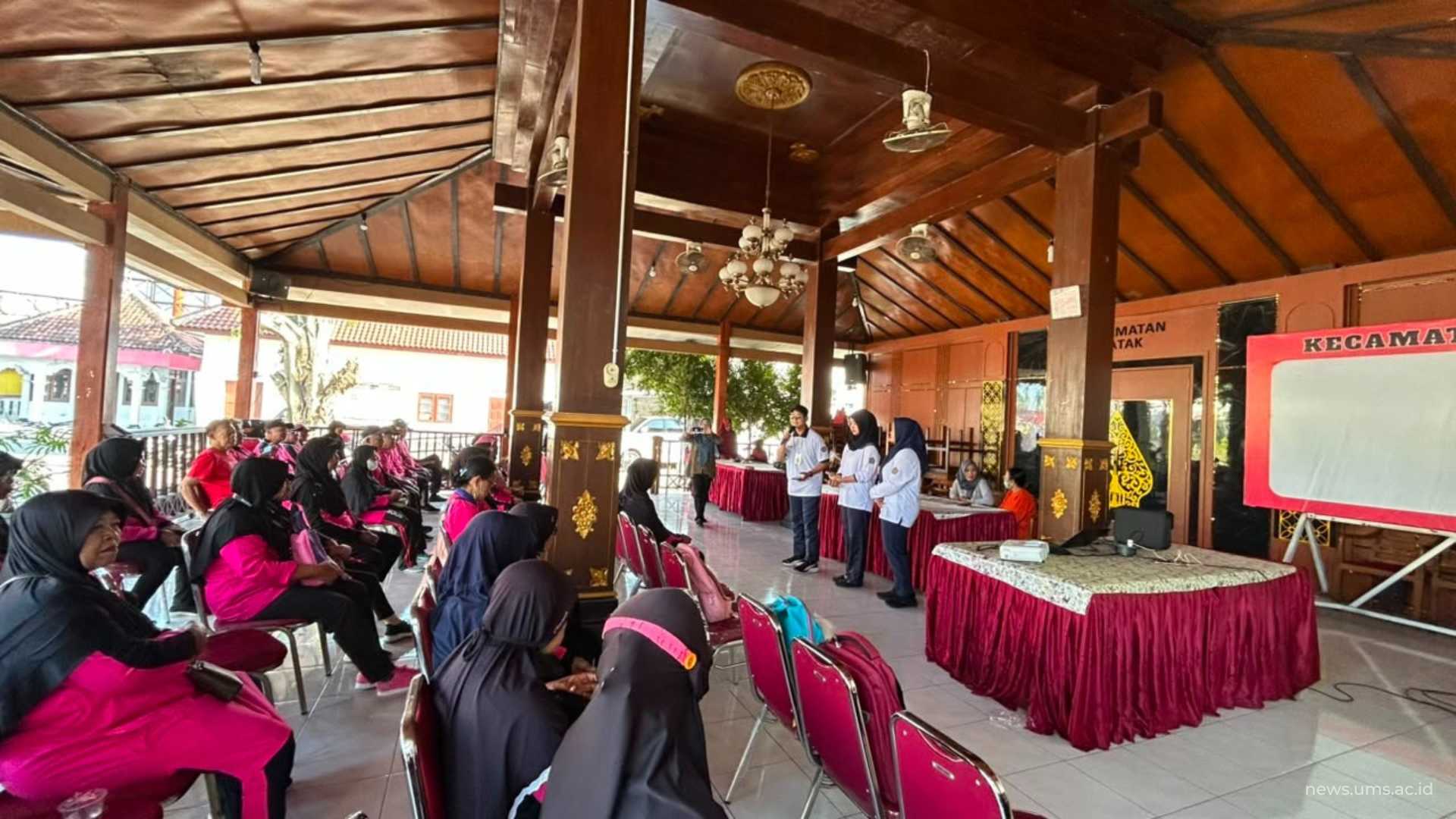 Mahasiswa-Profesi-Fisioterapis-UMS-Edukasi-Lansia-Lewat-Pekan-Pergerakan-Kesehatan-Terpadu-2