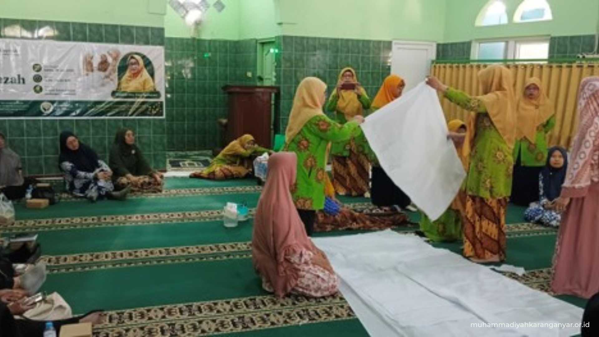 Narasumber membimbing peserta dalam simulasi penyiapan dan pengafanan jenazah. Foto: Dok. PCA ‘Aisyiyah Colomadu.