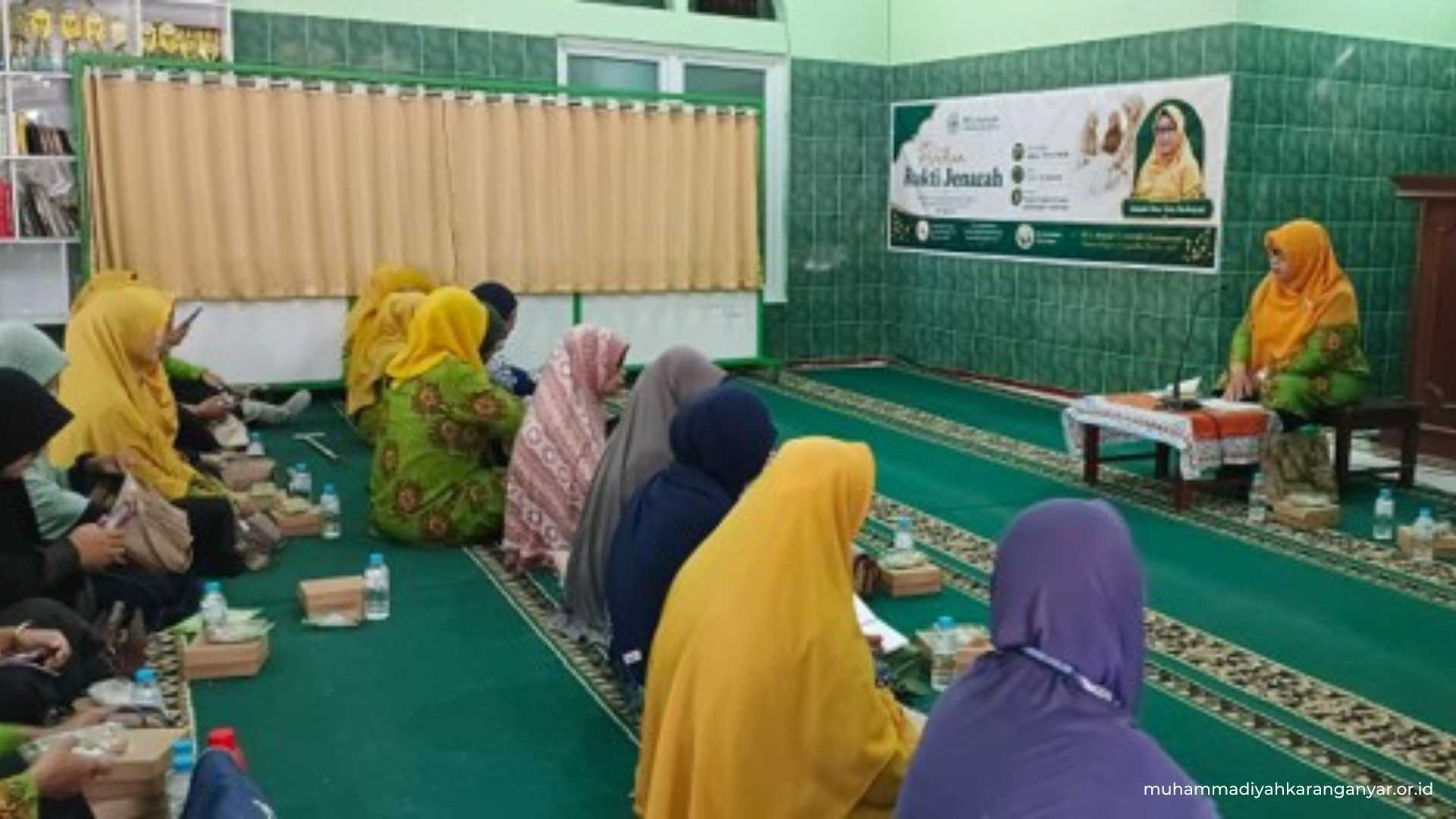 Ustazah Dra. Emmy Nurhayati menyampaikan prinsip dasar dan adab perawatan jenazah kepada peserta pelatihan. Foto: Dok. PCA ‘Aisyiyah Colomadu.
