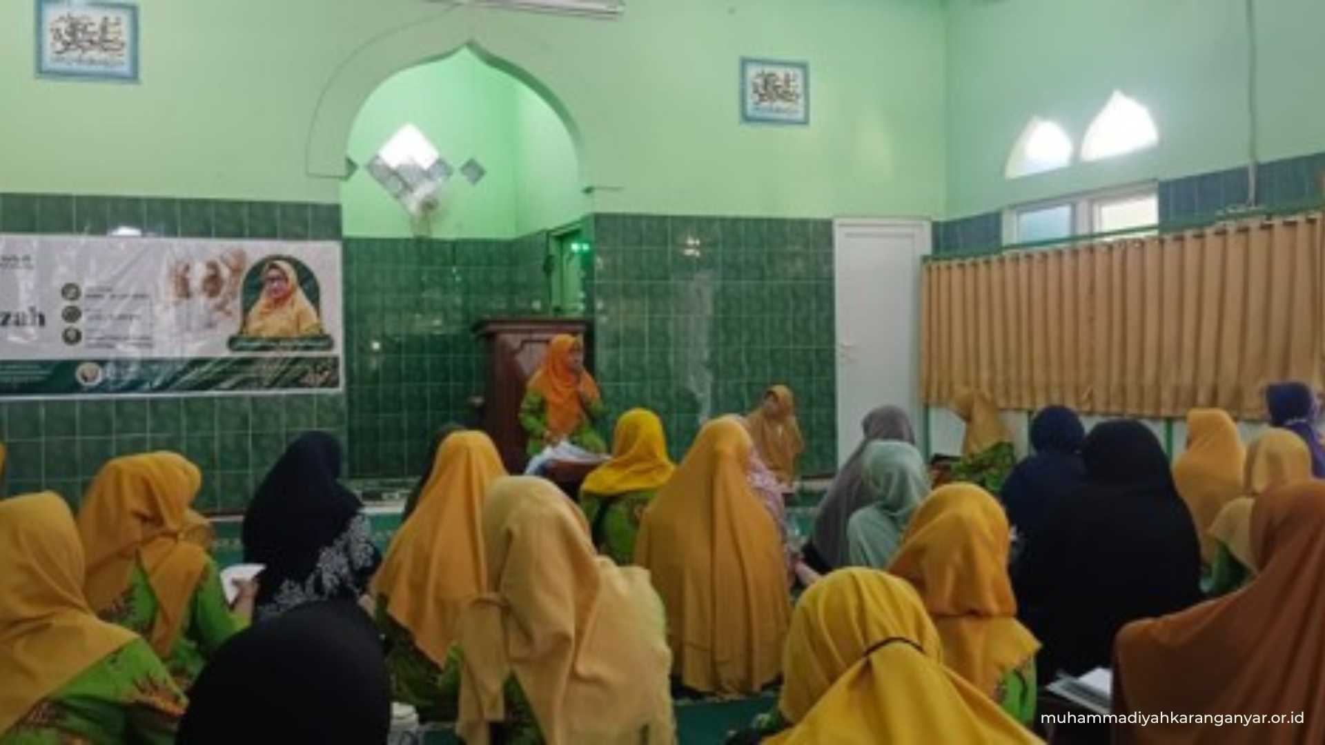 Peserta menyimak penjelasan mengenai tahapan memandikan, mengafani, menyalatkan, dan memakamkan jenazah. Foto: Dok. PCA ‘Aisyiyah Colomadu.