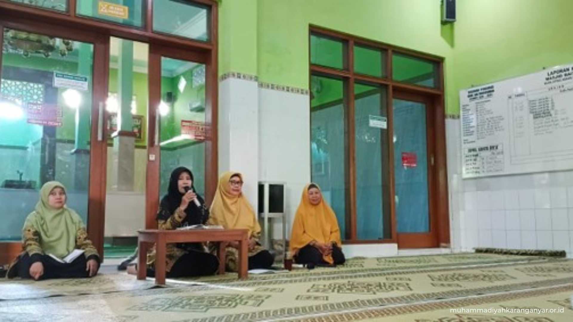Mari Nugrahasih, S.Pd. menyampaikan tausyiah dalam Pengajian PRA se-Kecamatan Colomadu.