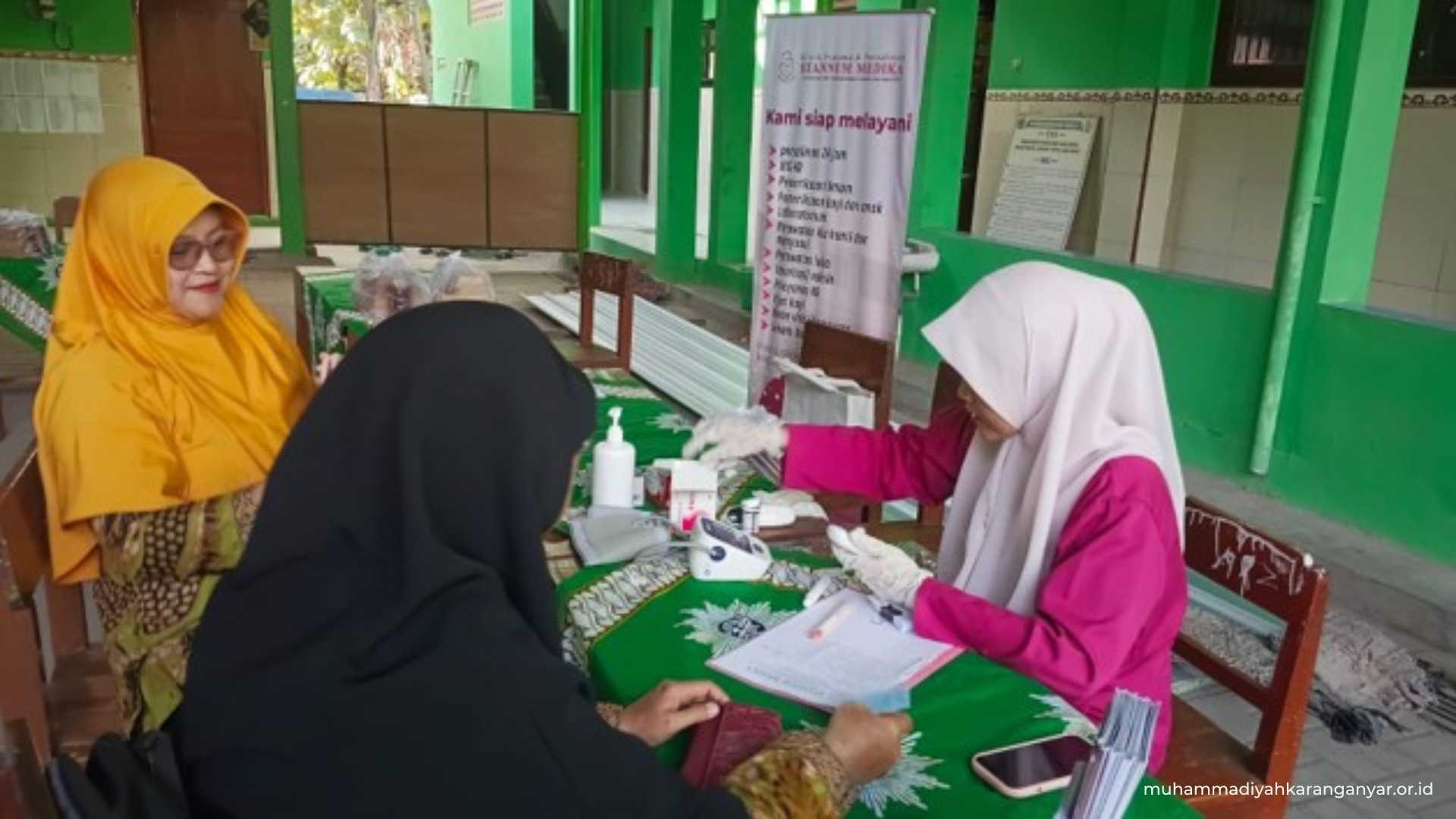 Petugas Klinik Pratama dan Persalinan Stannum Medika melayani pemeriksaan kesehatan jamaah sebelum pengajian.