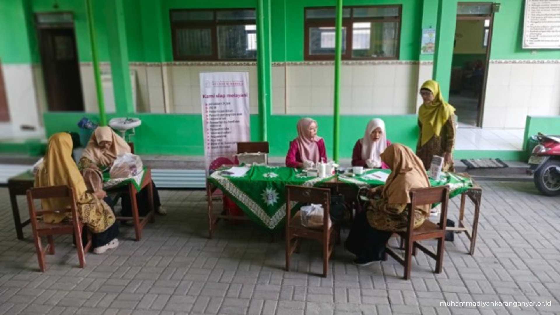 Suasana layanan pemeriksaan kesehatan gratis bagi peserta Pengajian PRA se-Kecamatan Colomadu.