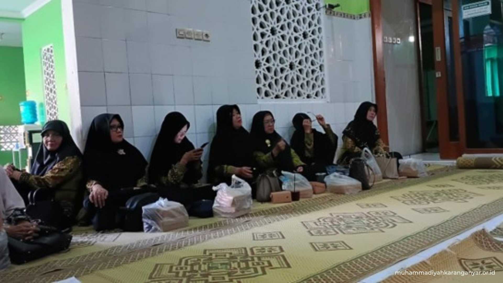 PRA se-Colomadu Gelar Pengajian dan Cek Kesehatan Gratis Jamaah mengikuti Pengajian PRA se-Kecamatan Colomadu di Masjid Baiturrohman, Cepogo, Ngasem.