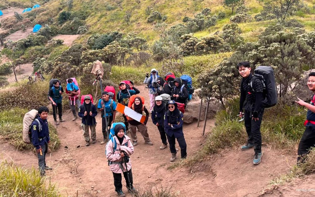 Bukan Sekadar Mendaki, Hizbul Wathan UMS Edukasi Kelestarian Gunung Merbabu