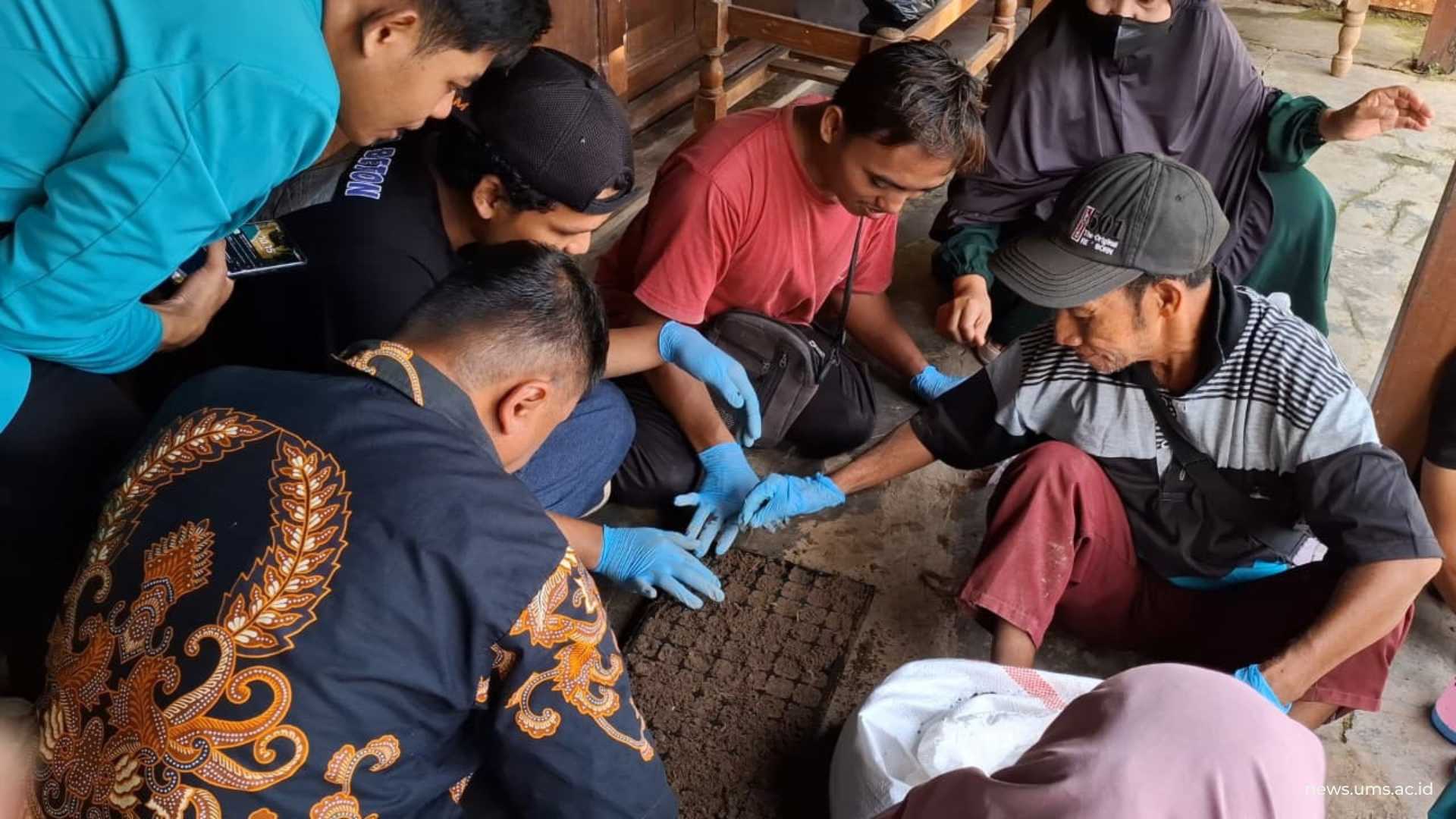 Tim UMS Ajak Penyandang Disabilitas Praktik Vermikompos Secara Langsung