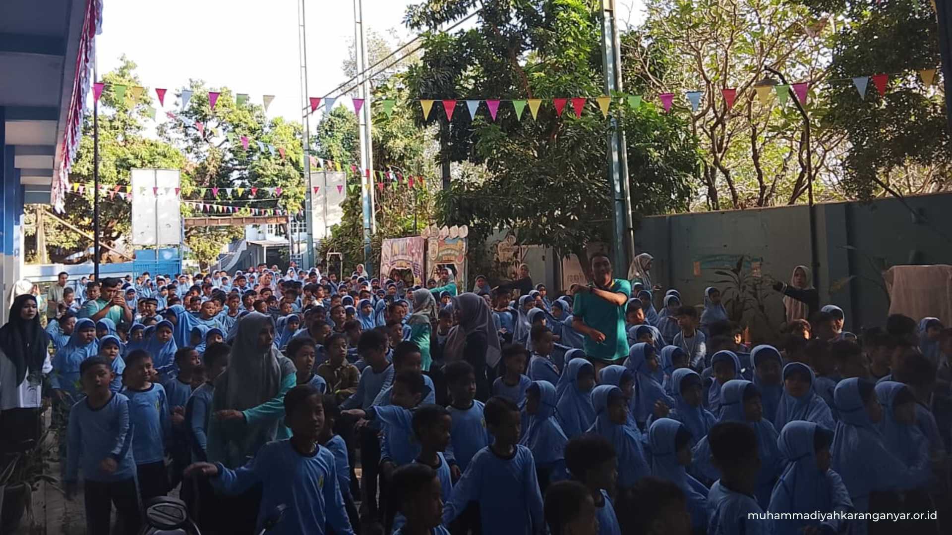Tutup MPLS 20262027, SD Muhammadiyah Kriyan Bagikan Bibit Tanaman ke Warga Jepara