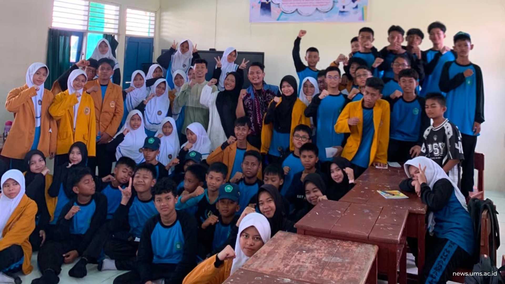 news.ums_.ac_.id-Kembali-ke-Sekolah-Asal-di-Kalsel-Mahasiswa-UMS-Berikan-Motivasi-Bagi-Pelajar-SMP-2