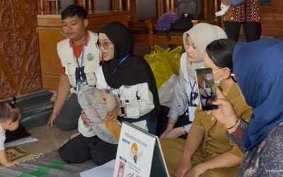 Antisipasi Kegawatdaruratan, Mahasiswa KKN UMS Edukasi Penanganan Anak Tersedak
