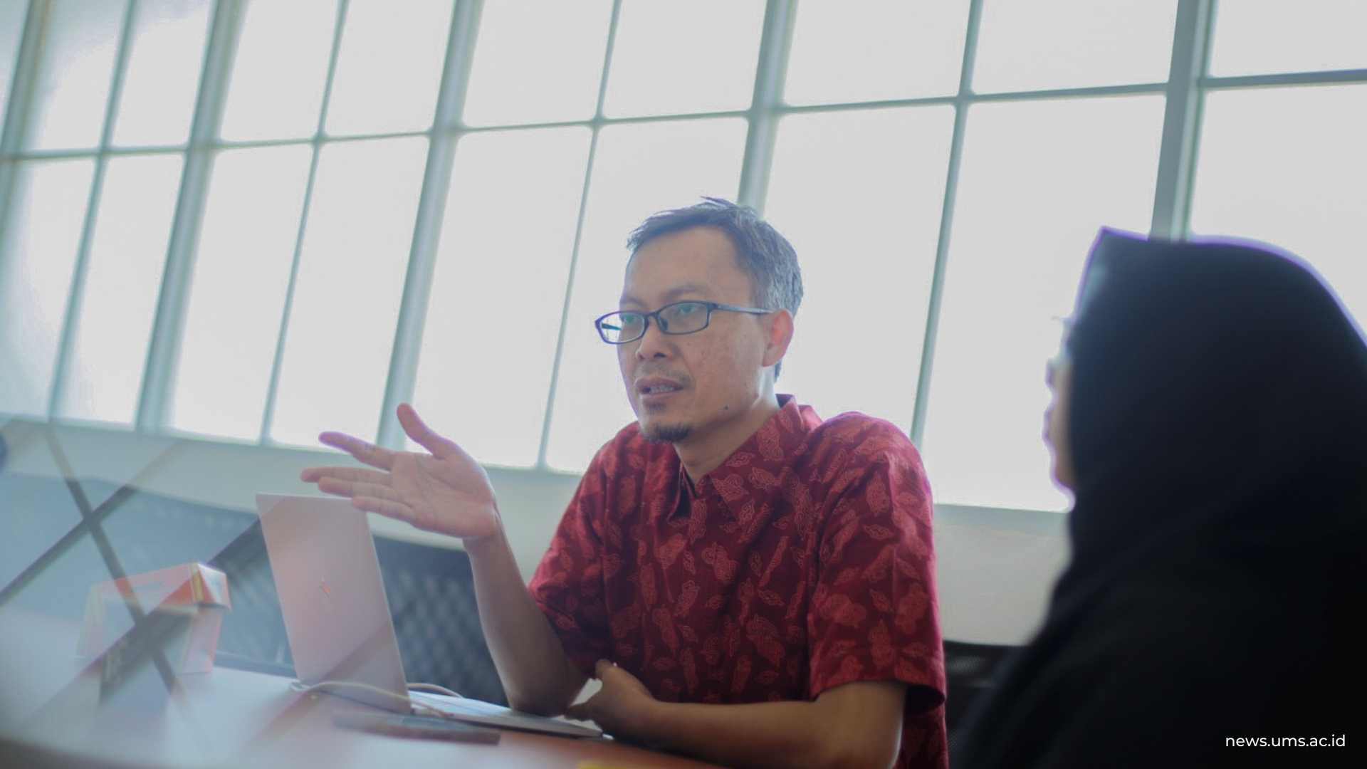 news.ums_.ac_.id-UMS-Raih-Pendanaan-Internasional-Rp14-Miliar-Perkuat-Pendidikan-IoT-dan-Software-Engineering-Berkelanjutan-2 Kepala Program Studi Teknik Informatika dan Magister Teknik Informatika UMS, Dedi Gunawan, S.T., M.Sc., Ph.D
