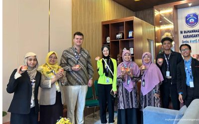 Tingkatkan Kemampuan Bahasa Inggris, Siswa MIM Karanganyar Belajar Langsung dari Penutur Asli