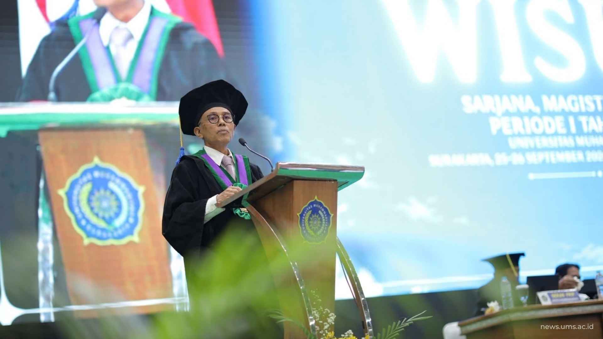 UMS Wisuda 2.259 Lulusan, Rektor Tekankan Ilmu Harus Berbuah Karya dan Manfaat (3)