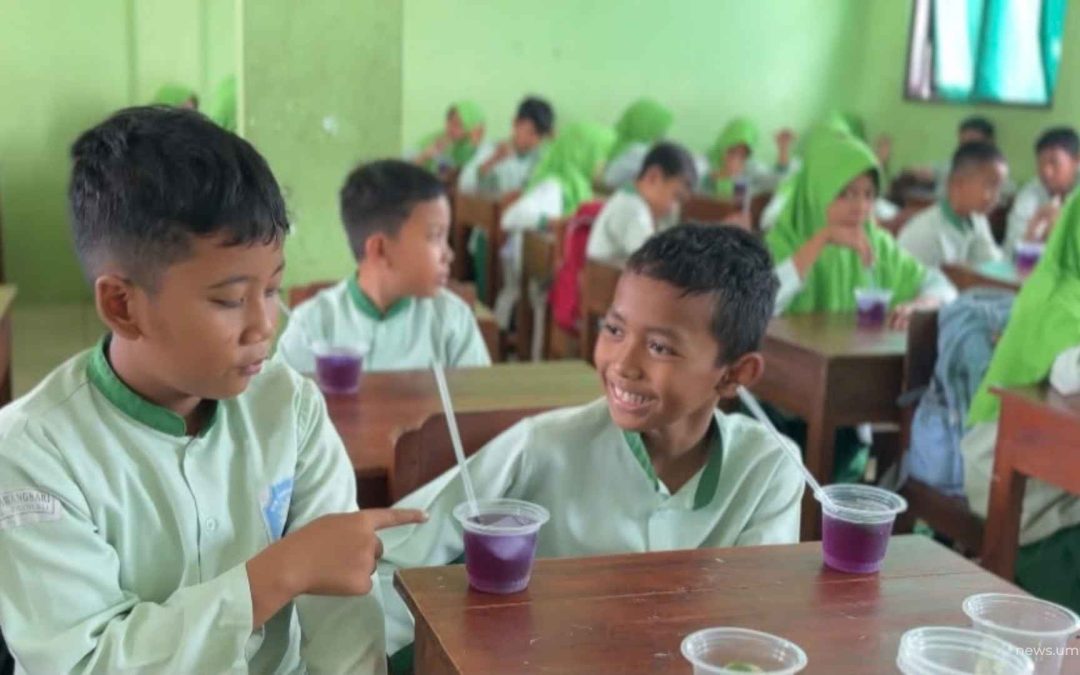 Edukasi TOGA Sejak Dini, Tim PkM UMS Ajak Siswa MIM Tawangsari Praktik Buat Minuman Bunga Telang