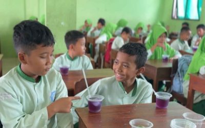 Edukasi TOGA Sejak Dini, Tim PkM UMS Ajak Siswa MIM Tawangsari Praktik Buat Minuman Bunga Telang
