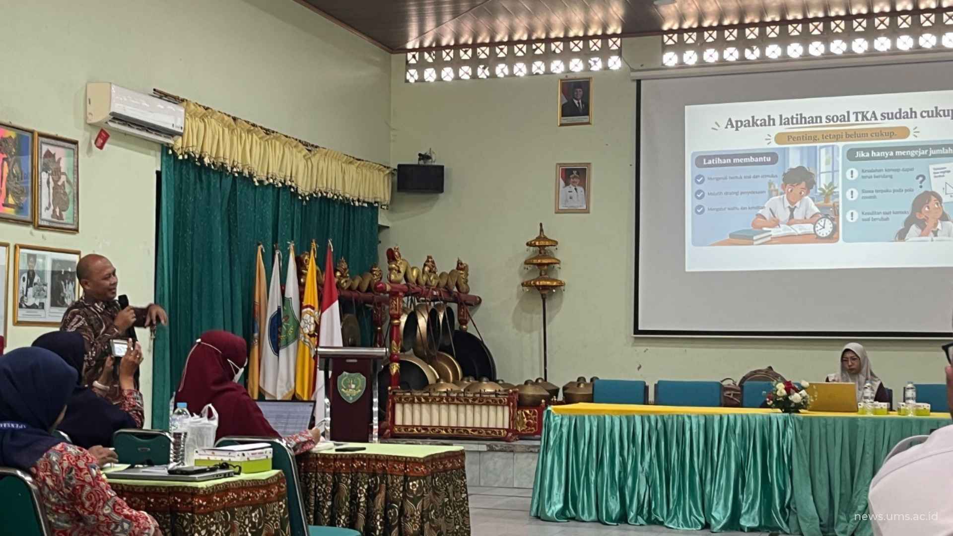 Dosen Pendidikan Matematika UMS Dampingi Guru Karanganyar Kembangkan Soal TKA Berbantuan AI (2)