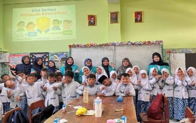 Edukasi PHBS, Tim Farmasi UMS Ajarkan Siswa MIM Gedongan Cuci Tangan Lewat Eksperimen Sains